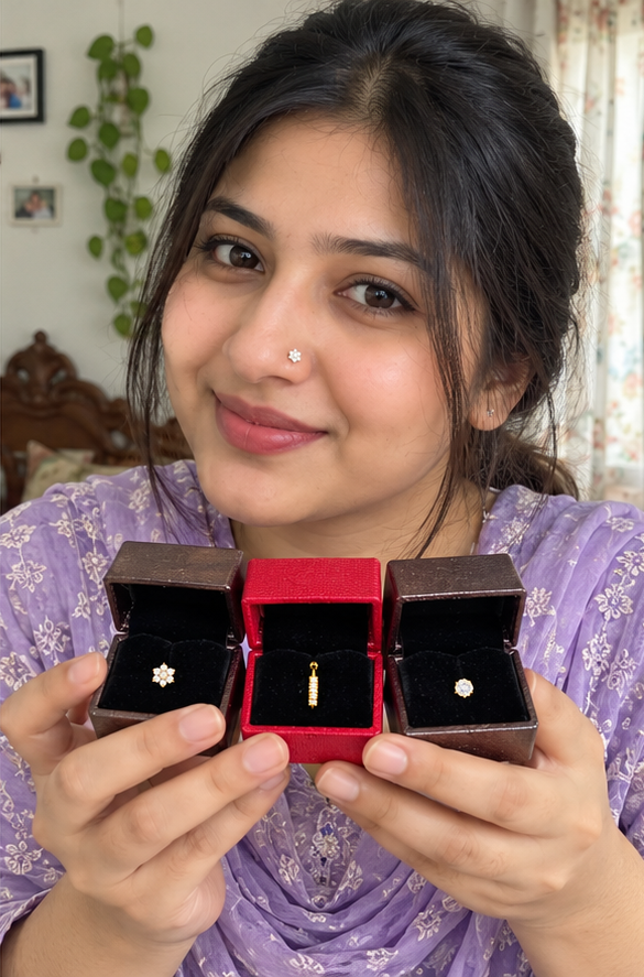 তিনটি নাকফুলের বক্স দেখাচ্ছেন নারী